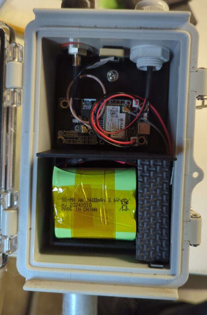 Internals of Chris' solar Meshtastic node